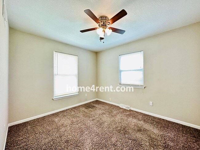 Building Photo - Wonderful Duplex Home in KCK w/ Stainless ...