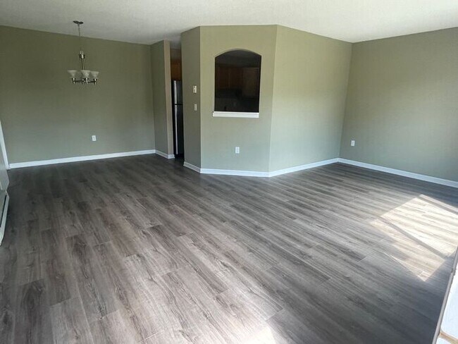 Building Photo - Chanhassen Town Home, All New Carpet/Floor...