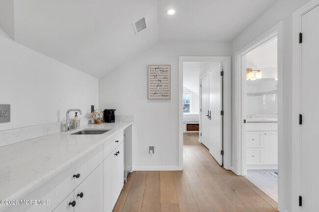 Building Photo - 213 9th Ave