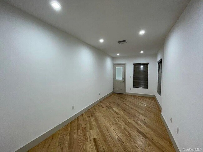Building Photo - 282 E 38th St