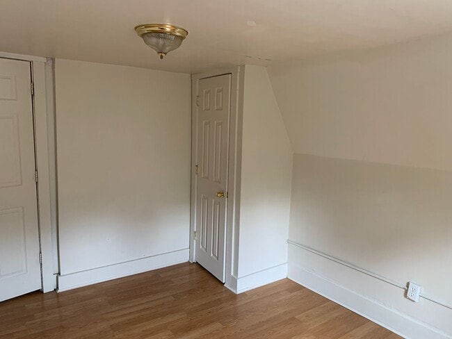 Building Photo - SPACIOUS OAKLAND HOUSE WITH BONUS ROOM - AVAILABLE AUGUST!