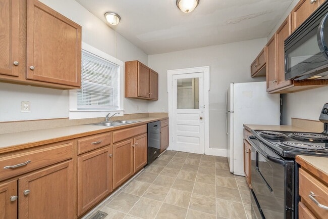 Building Photo - "Charming 2-Bed Haven in Riverside – Your Wichita Retreat Awaits!"