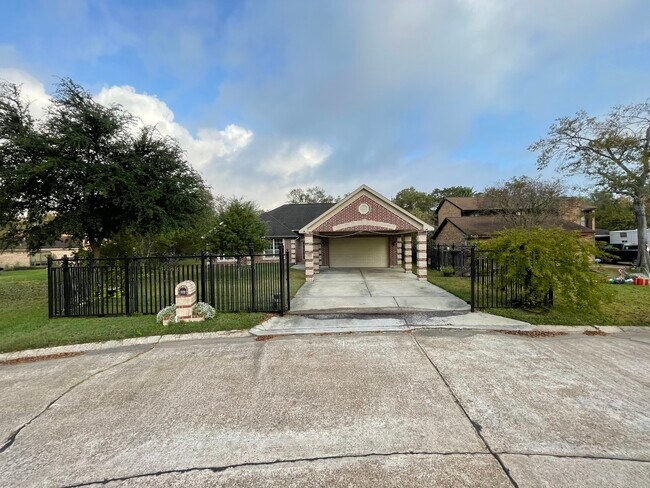 Beautiful one-story house with remote-controlled security gates - 600 River Bend Dr