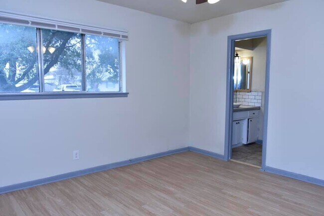 Building Photo - 2506 BEVERLY DR