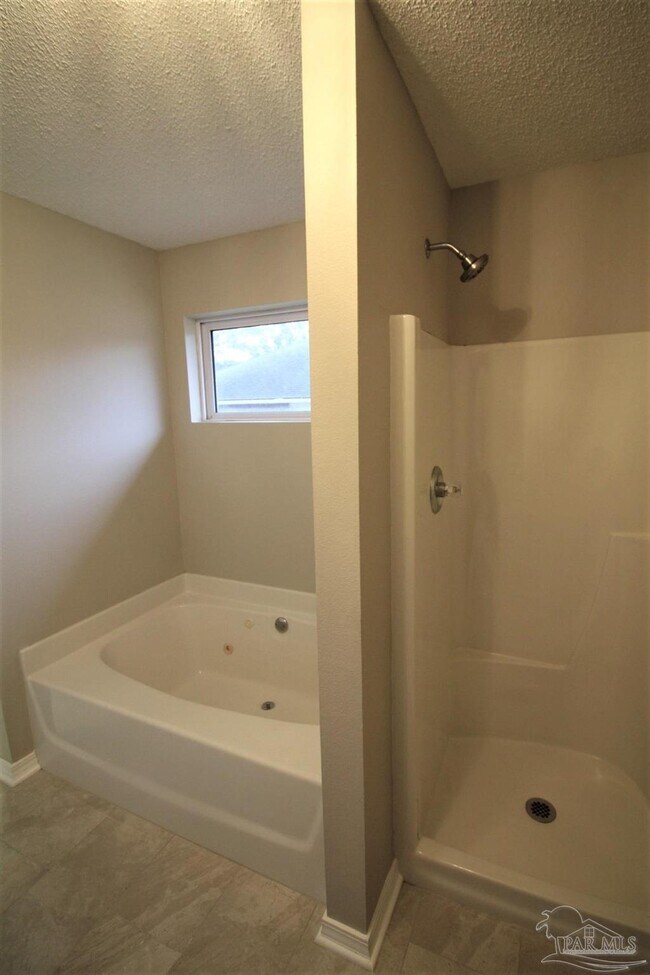 Building Photo - 582 Ard Dr
