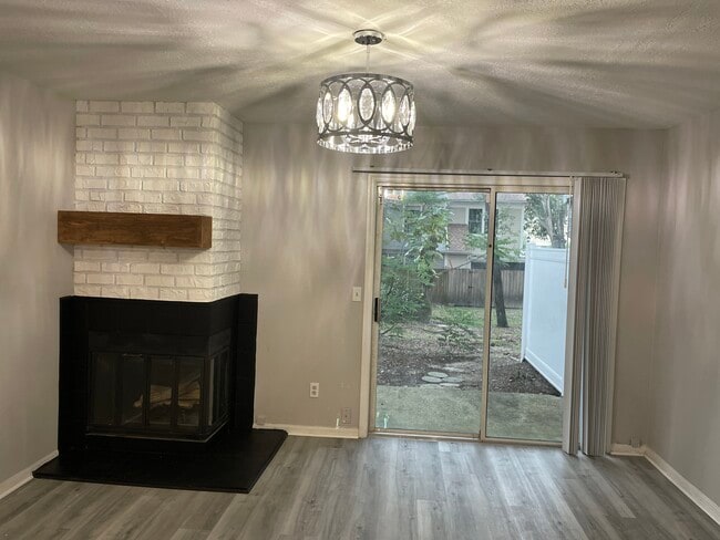 Building Photo - Regal Sq Drive