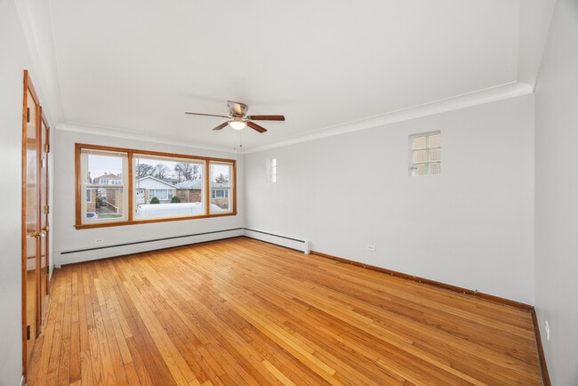 Building Photo - 5748 W Montrose Ave