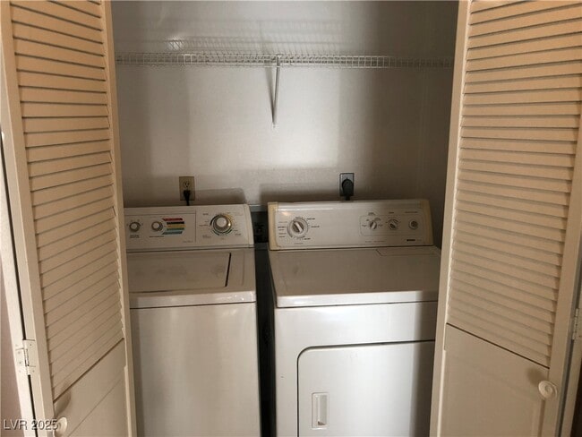 Building Photo - 2200 S Fort Apache Rd