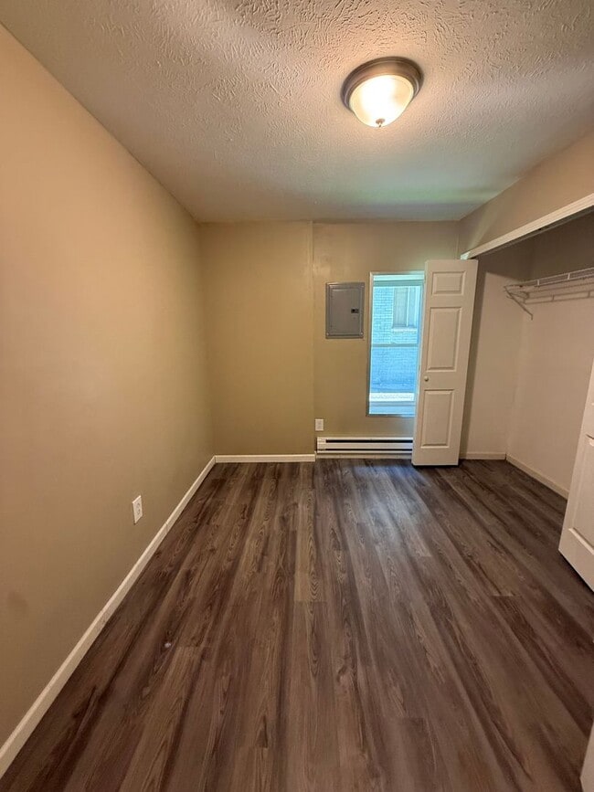 Building Photo - REMODELED 2 BEDROOM E.185TH/LAKE SHORE BLVD.