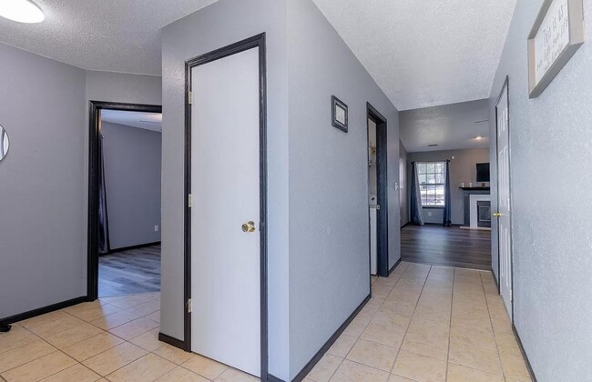 Building Photo - 3 bedroom, 2 bath home: The Highlands!