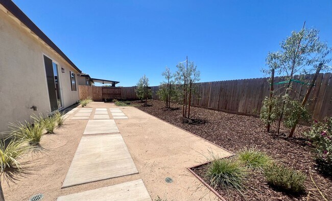 Building Photo - Beautiful 4 bed/2 bath Meritage Home in El...