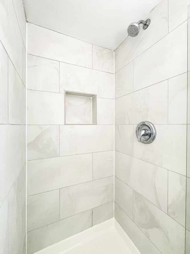 Building Photo - Stunning Light-Flooded Architectural 1BR L...