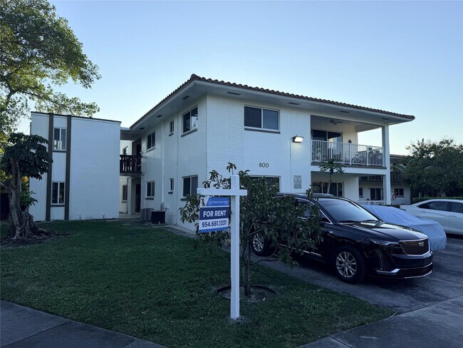 Building Photo - 600 S Luna Ct