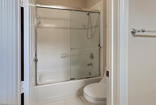 Building Photo - 10640 NW 83rd Ct