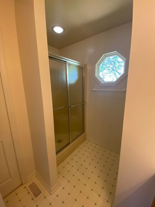 Building Photo - Spacious 4 Bedroom, 2.5 Bath Home