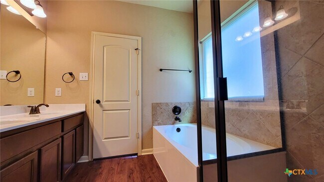 Building Photo - 268 Oak Creek Way