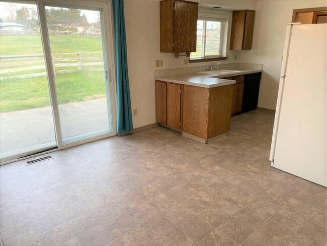 Building Photo - 4801 Hillcrest Dr