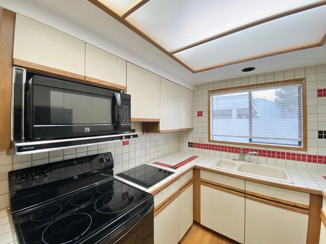 Building Photo - 34 foot boat slip included in rent!  Spacious 3 bedroom Jantzen Beach condo