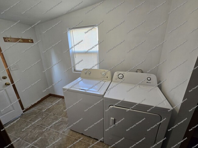 Building Photo - One Bedroom Single Family Home