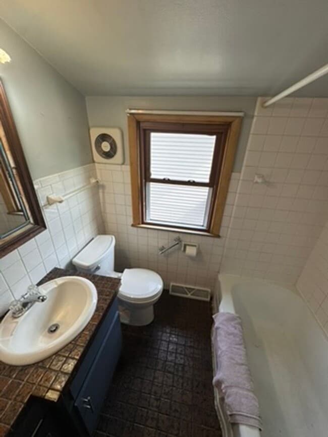 Building Photo - AVAILABLE SEPTEMBER 1: Updated 4-bedroom single family home on a quiet block- with 2 kitchens, 2 ...