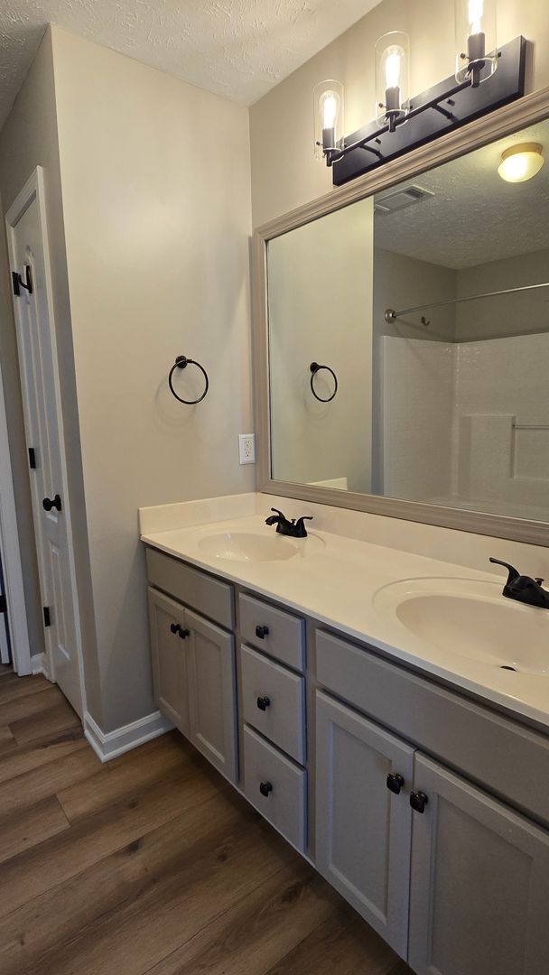 Building Photo - Beautiful home just minutes to Medina Middle School with Lawn care included