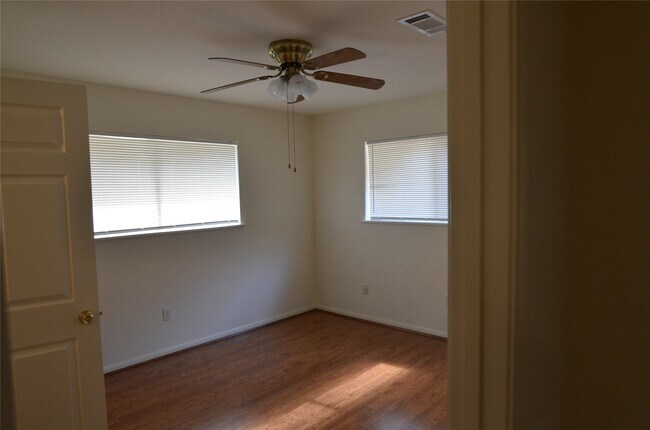 Building Photo - 9902 Trailway Dr