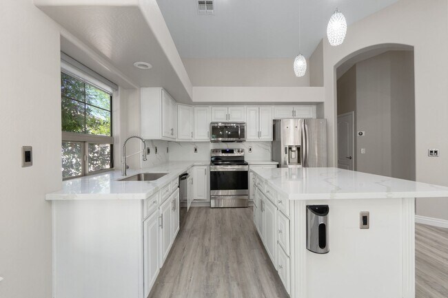 Building Photo - Gorgeous Everything you Need 4Bedroom plus Den Chandler Home!