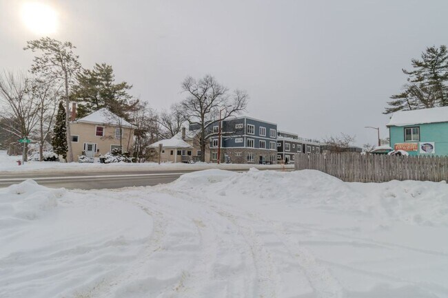 Building Photo - 933 E Front St
