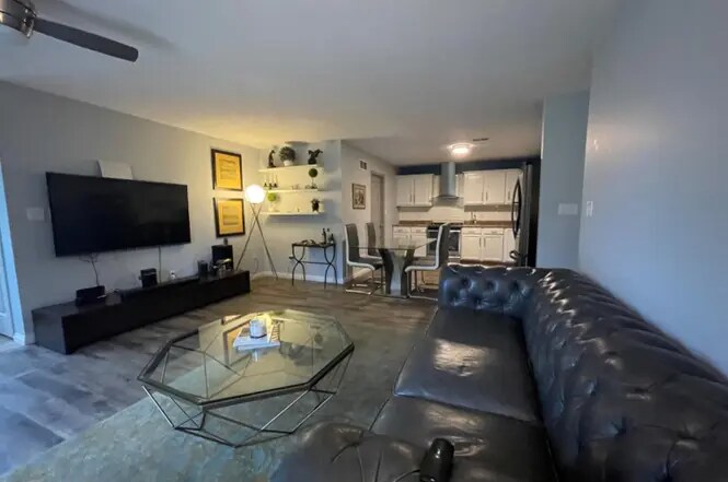 Building Photo - 1140 W 86th Pl