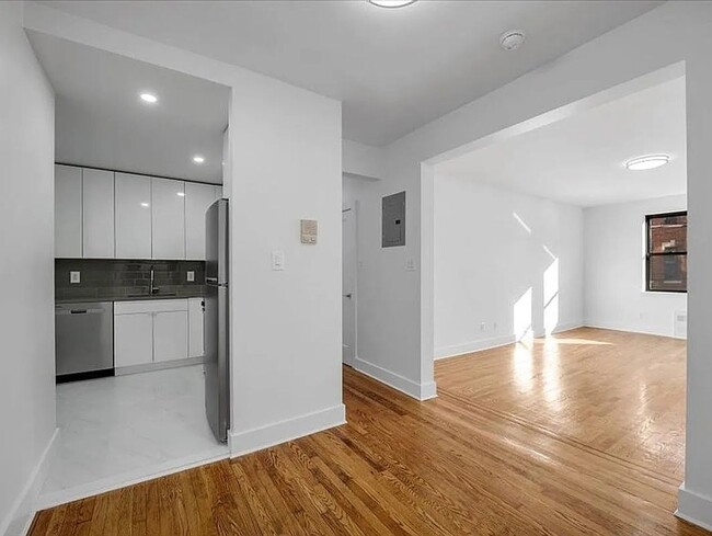 Building Photo - Newly Renovated 1Bed 1Bath