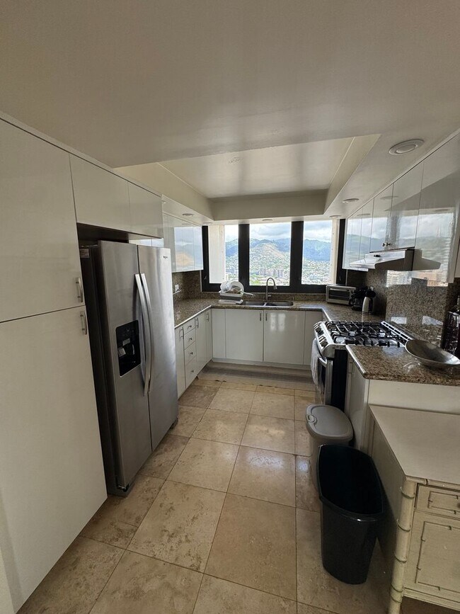 Building Photo - Luxury High-Rise Living with Panoramic Oce...