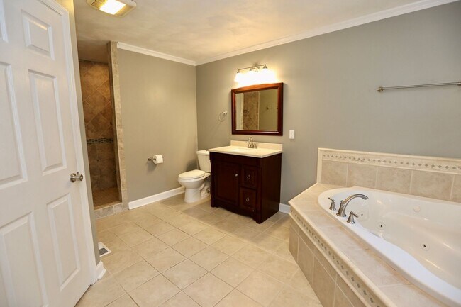 Building Photo - AVAILABLE EARLY MAY, Charming ranch home with front porch in Castle Heights!