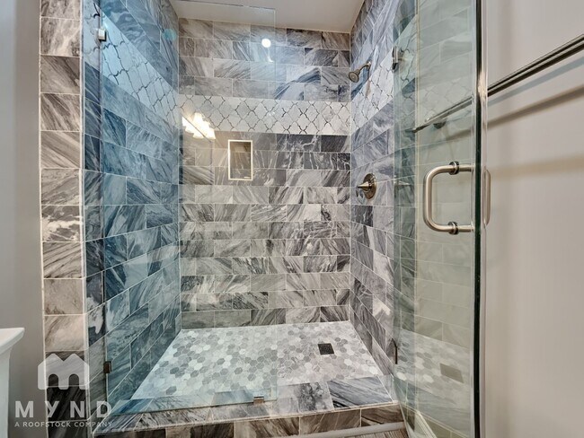 Building Photo - 2995 Manorview Ln