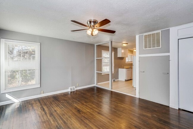 Primary Photo - 2730 S Southeast Dr