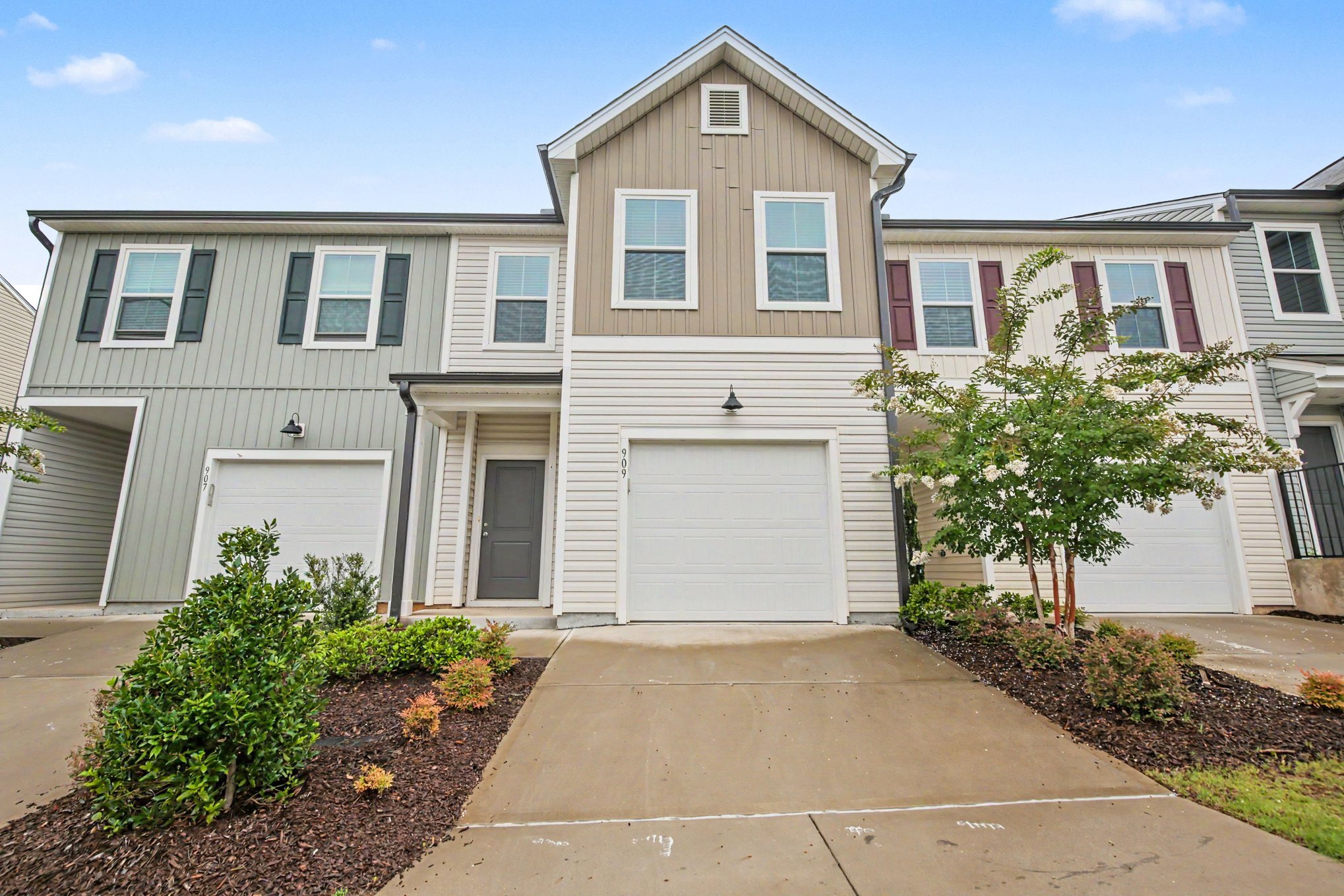 Building Photo - 909 Falls Grove Trl