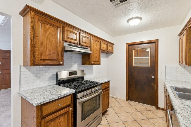 Building Photo - 3 bed, 2 bath home