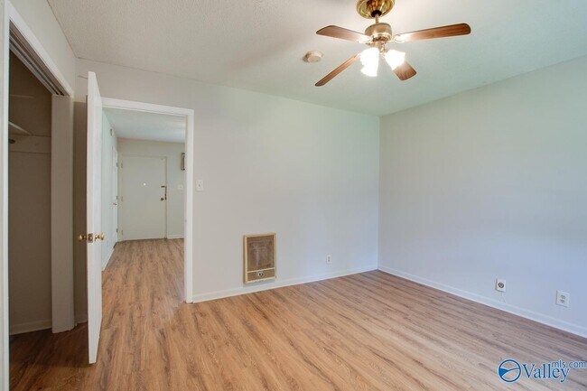 Building Photo - 1328 Oshaughnessy Ave NE