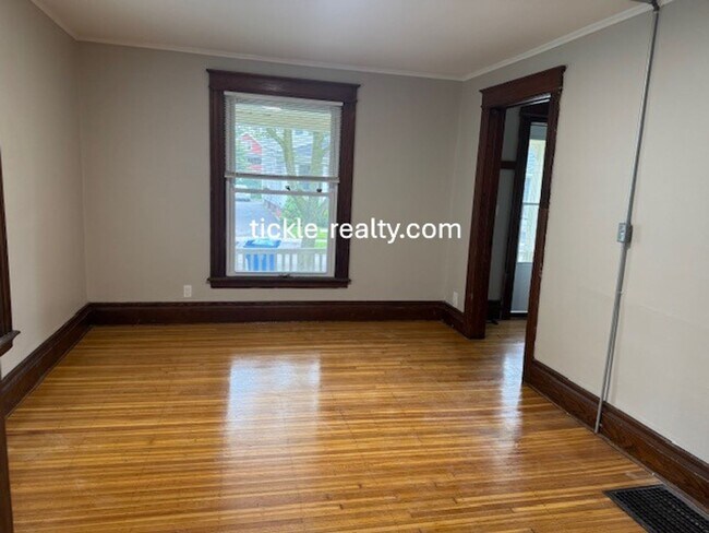 Building Photo - 4 Bedroom Park Ave House - 2 Full Baths, D...