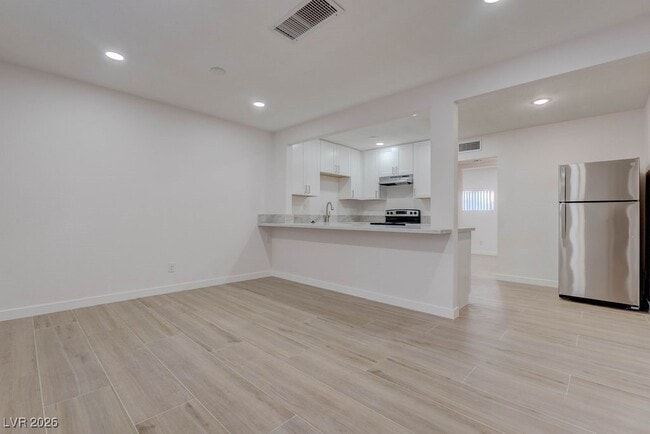 Building Photo - 342 S Water St