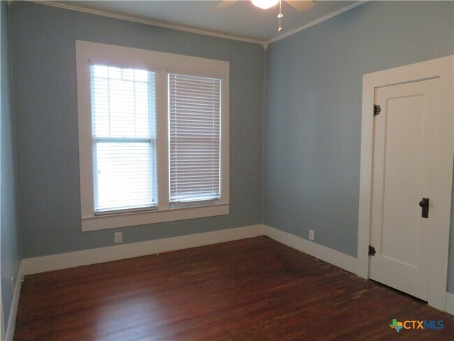 Building Photo - 610 E Krezdorn St