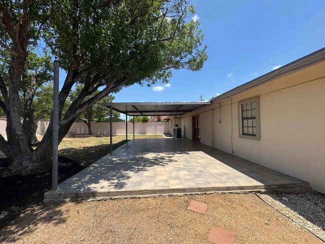 Building Photo - 626A Birchwood Ln