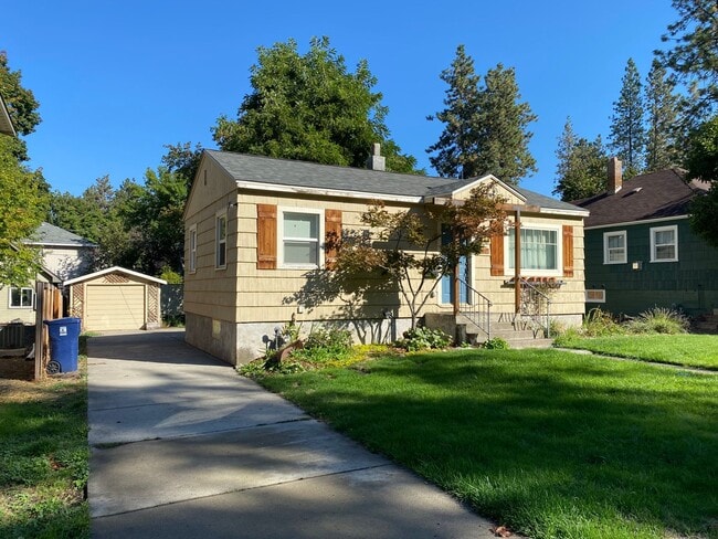 Building Photo - Beautiful 3 bed/2 bath On South Hill!