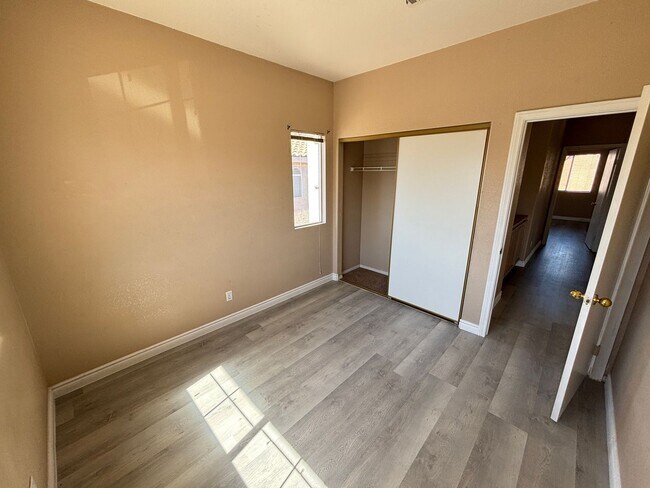 Building Photo - Beautiful 3Bed/2Bath/2Car residence located in Sunrise Manor / Winterwood area