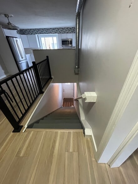 entry/inside stairs - 919 Pennsylvania Ave