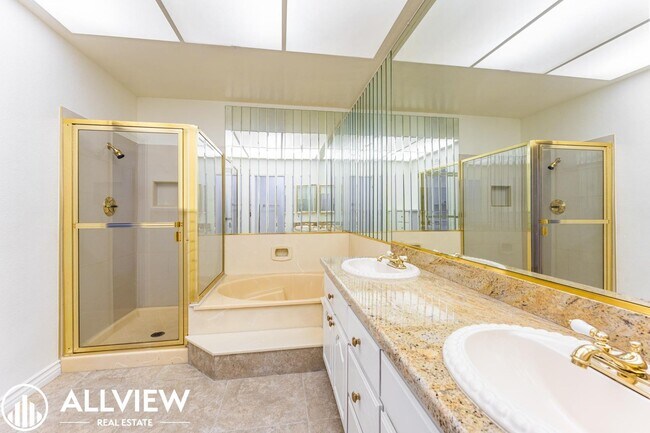 Building Photo - Beautiful Ground Level 2 Bedroom, 2 Bathro...