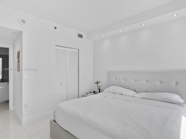 Building Photo - 951 Brickell Ave