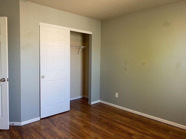 Building Photo - Beautiful 2-Story home near Ft Collins Country Club with easy access to I-25.