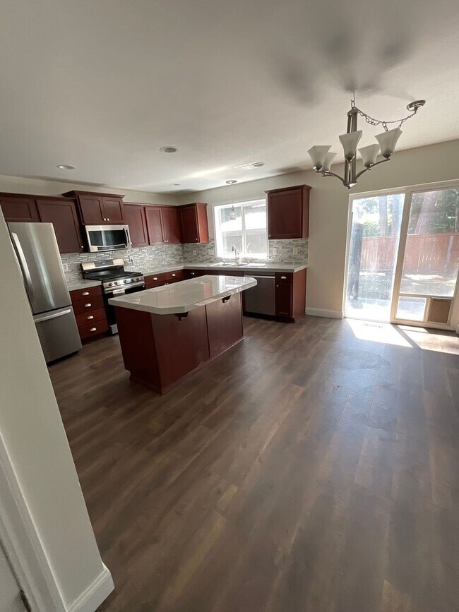 Building Photo - Beautiful 3 BR/2.5 BA Home with Bonus Room