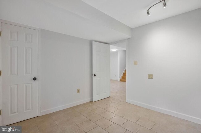 Building Photo - 6327 Joslyn Pl