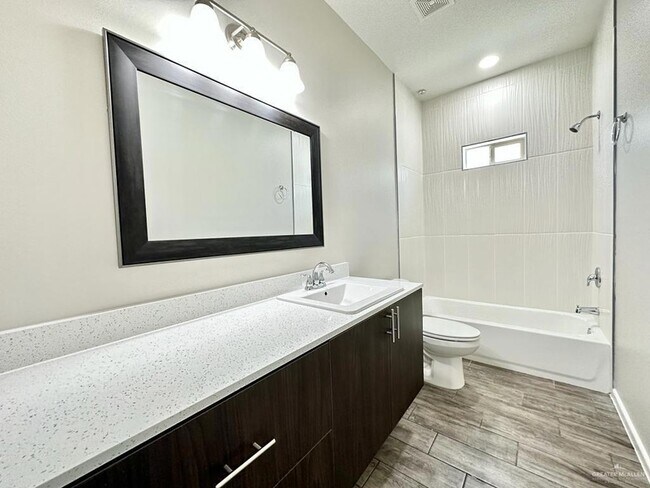 Building Photo - 1408 S Yankton St